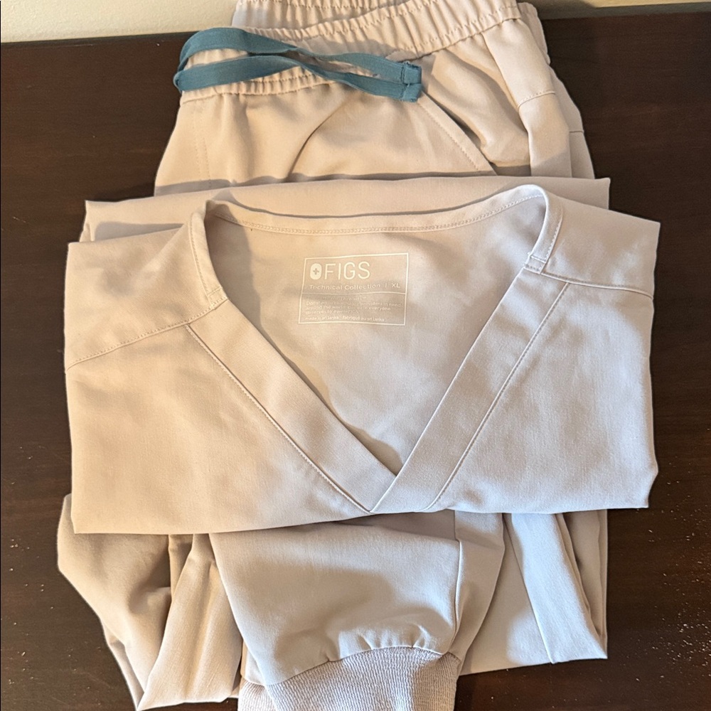 FIGS Beige Scrub Set with Teal Drawstring Accent in XL PO: 1843